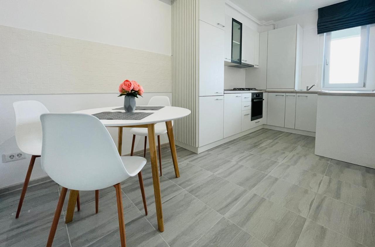 Q Royal Apartment - Palas Center Яш Екстериор снимка